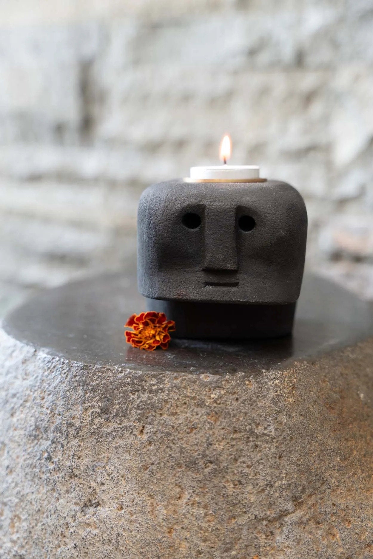 Bazar Bizar Sumba Stone #27 Theelichthouder – Zwart Zandsteen