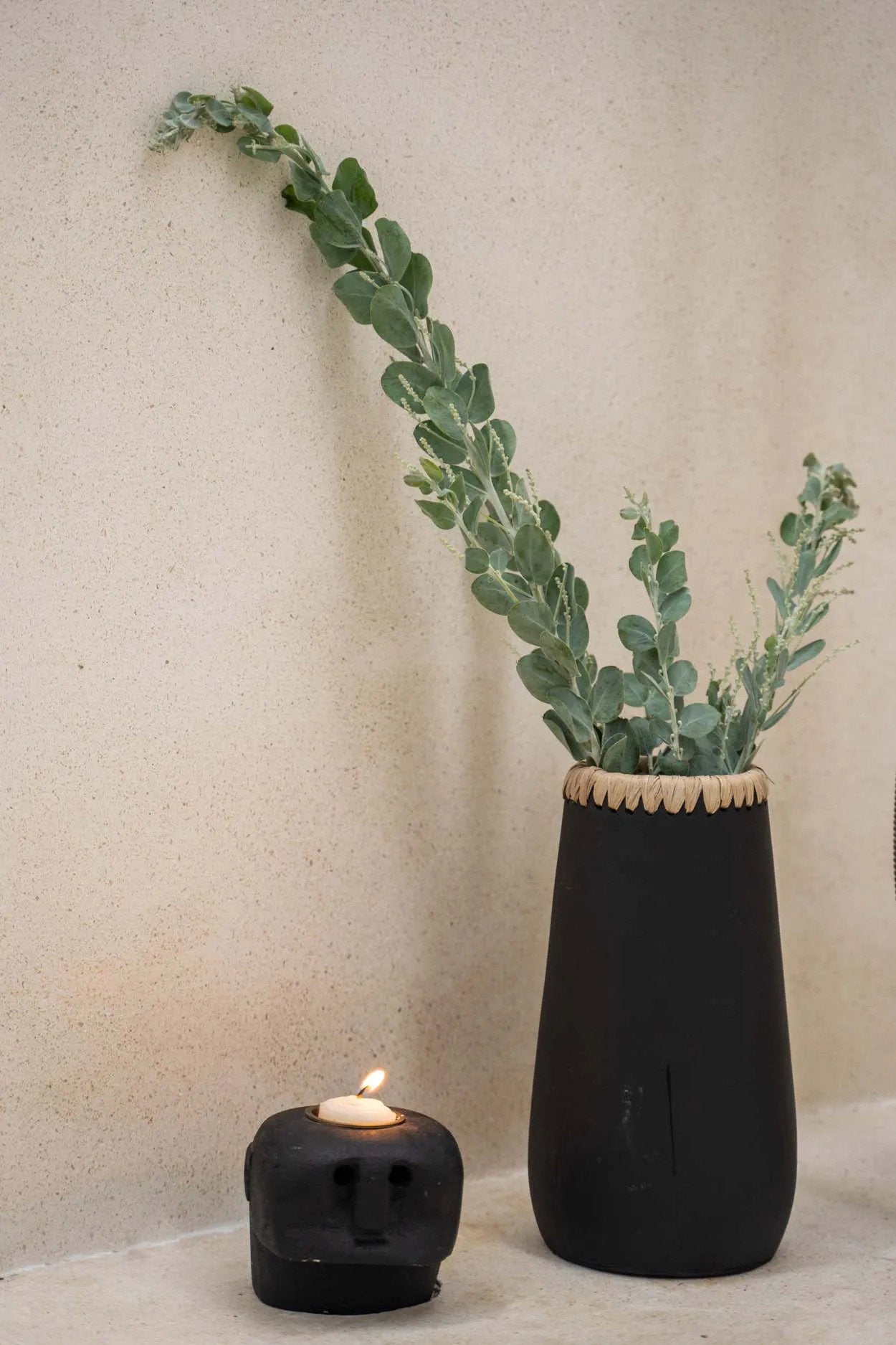 Bazar Bizar Sumba Stone #27 Theelichthouder – Zwart Zandsteen