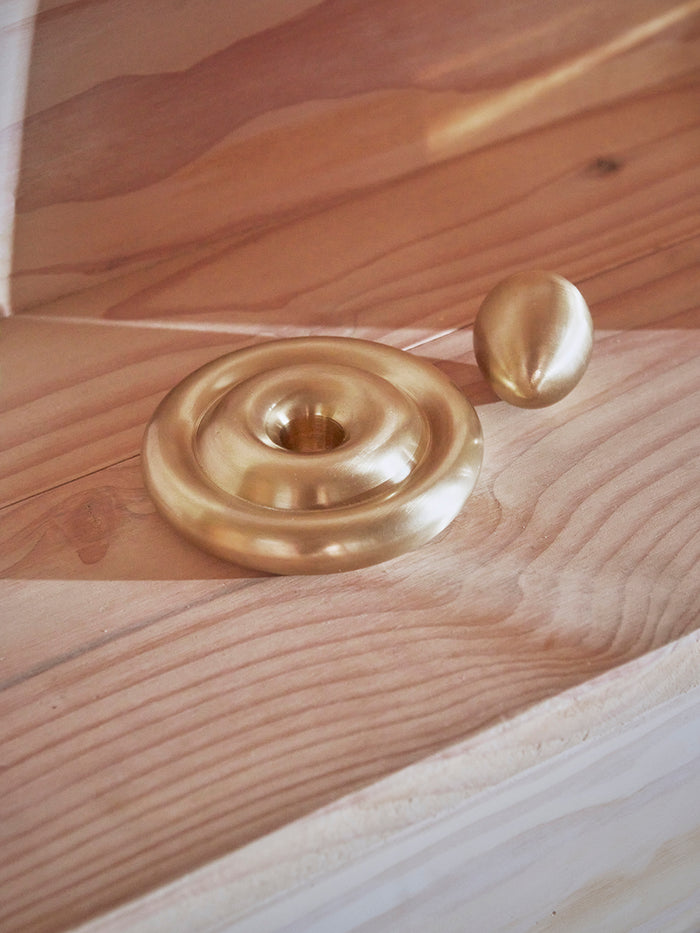 OYOY Living kandelaar Savi Low van geborsteld messing Ø12,5 × 3 cm