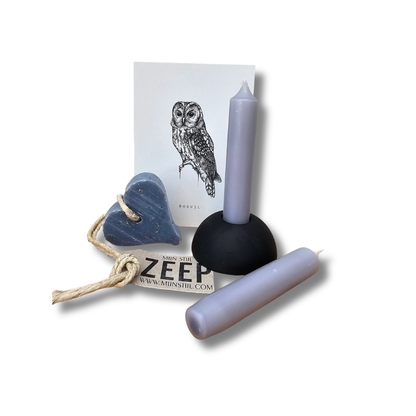 Cadeauset Bosuil met zwarte kandelaar, Mystic Lilac kaarsen, lila zeephartje en bosuilkaart