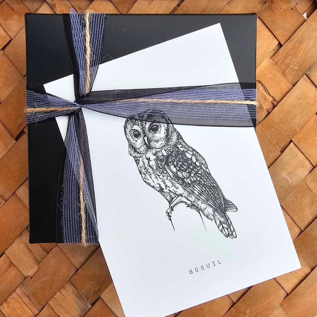 Cadeauset Bosuil volledig verpakt met bosuilkaart tussen het lint van de zwarte cadeaudoos
