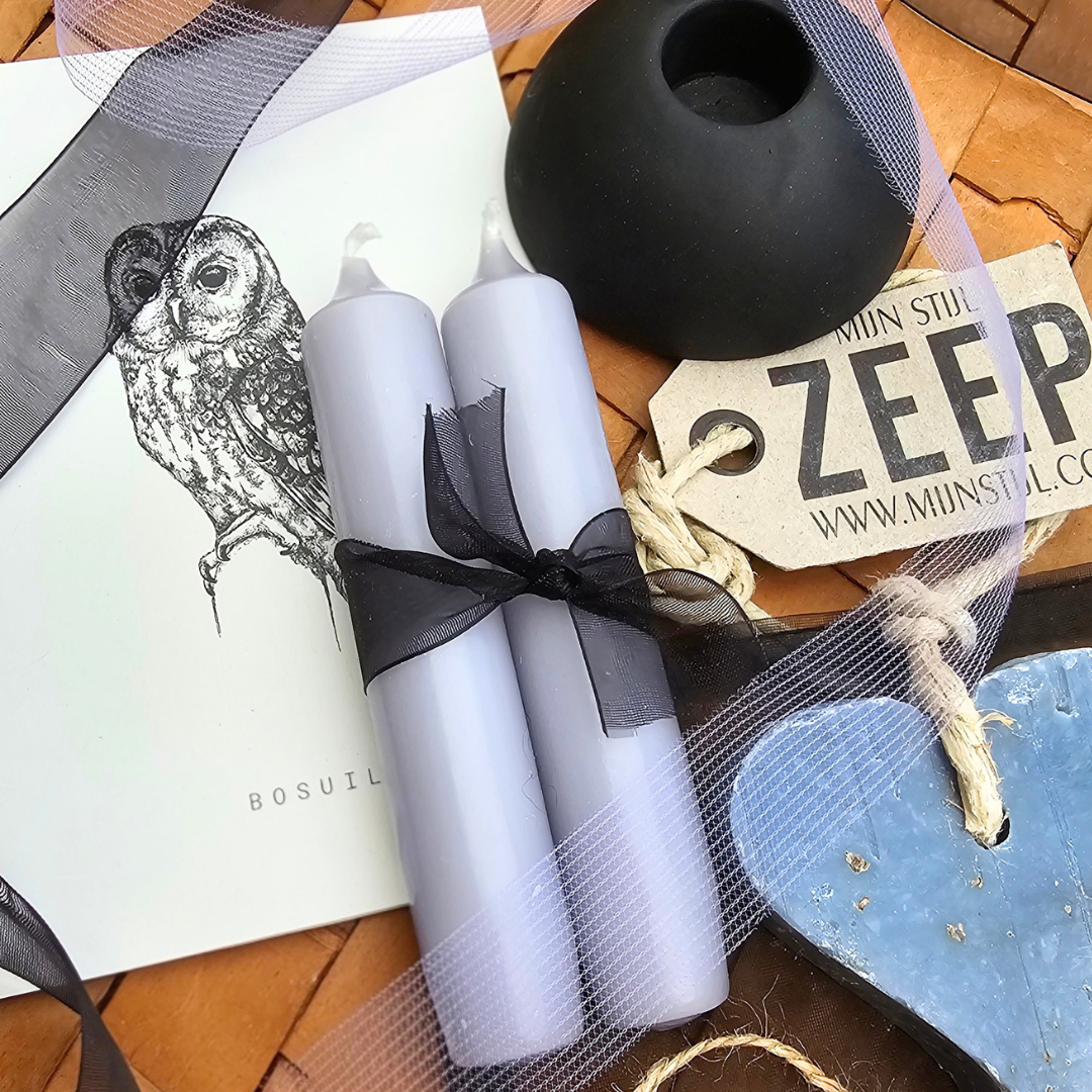 Mystic Lilac cadeaukaarsen met zwarte kandelaar, lila zeephartje en bosuilkaart