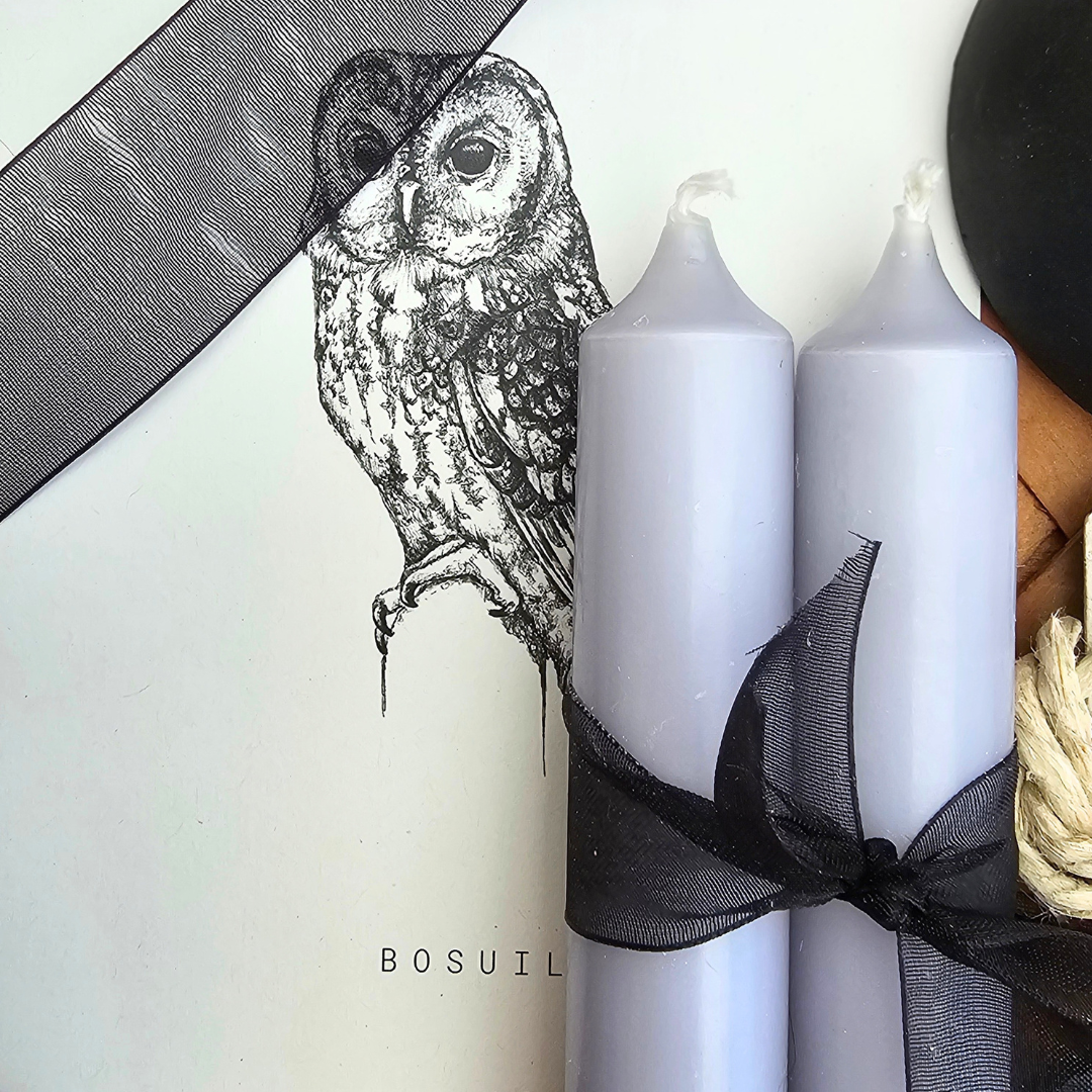 Detail van Cadeauset Bosuil met Mystic Lilac kaarsen, zwarte strik en getekende bosuilkaart