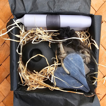 Geopende Cadeauset Bosuil in zwarte doos met kaarsen, kandelaar en lila zeephartje