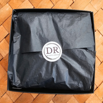 Cadeauset Bosuil verpakt in zwart tissuepapier met DistelRoos sticker