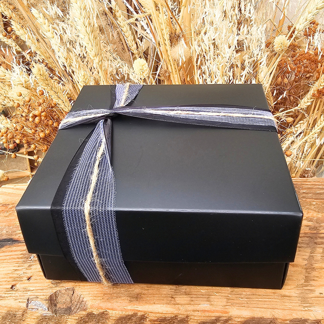 Gesloten zwarte cadeaudoos van Cadeauset Bosuil afgewerkt met paars-zwart lint