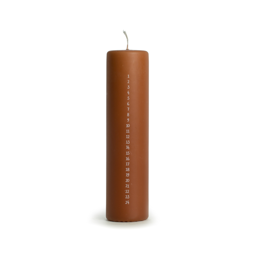 Rustik Lys adventkaars pilaar Chestnut bruin met cijfers 1 t/m 24 Ø 5 × 20 cm
