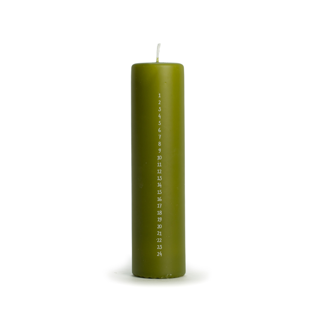 Rustik Lys adventkaars pilaar Olive groen met cijfers 1 t/m 24 Ø 5 × 20 cm