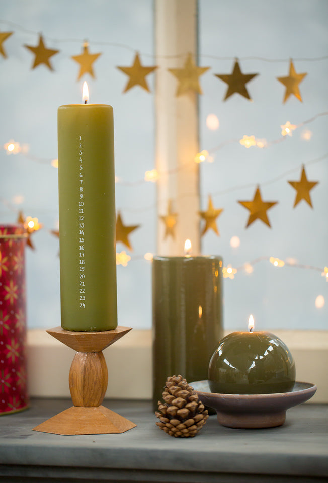 Groene Rustik Lys adventkaars Olive Ø 5 × 20 cm met adventscijfers